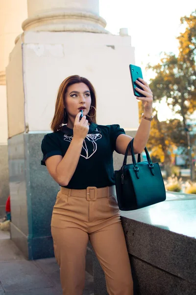Närbild Kaukasisk Kvinna Med Smartphone Poserar Utomhus — Stockfoto