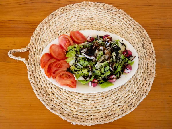 Een Bovenaanzicht Van Een Bord Van Verse Zomer Salade Met — Stockfoto