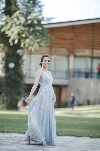 Portret Młodej Brunetki Kobiety Długiej Szarej Sukience Imprezę Ogrodzie — Zdjęcie stockowe