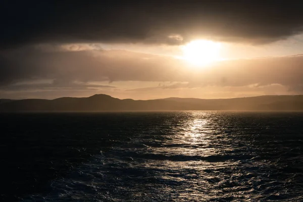 Een Prachtige Zonsondergang Boven Een Zee — Stockfoto
