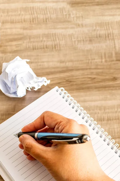 Vista Dall Alto Una Donna Che Scrive Mano Taccuino Con — Foto Stock