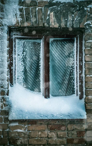 Colpo Verticale Una Finestra Coperta Gelo — Foto Stock