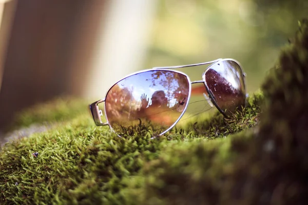 Eine Sonnenbrille Auf Grünem Rasen — Stockfoto