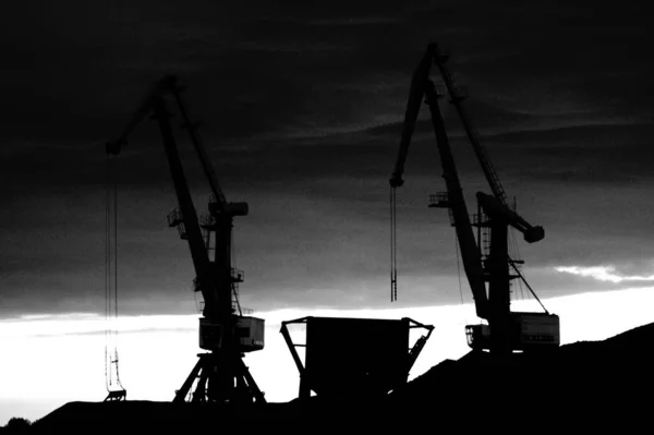 Černobílý Záběr Průmyslových Strojů Pozadí Tmavé Oblohy — Stock fotografie