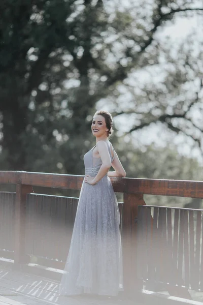 Портрет Брюнетки Белой Женщины Длинном Сером Платье Опирающейся Заборы Парке — стоковое фото