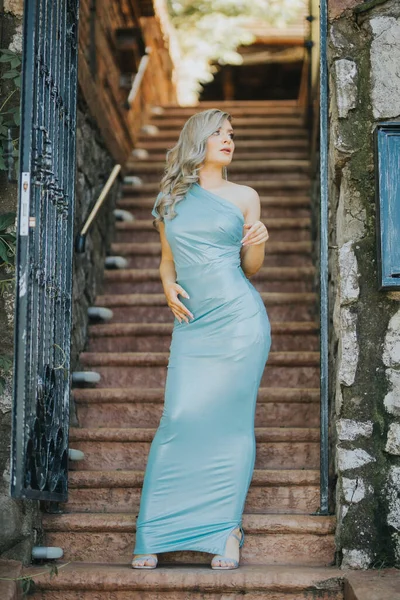 Una Mujer Elegante Posando Vestido Azul Cerca Entrada Del Restaurante —  Fotos de Stock