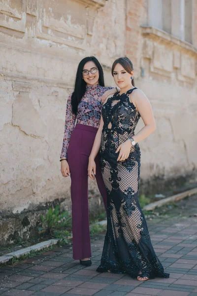 Bonito Feliz Elegantemente Vestido Mulheres Atraentes Posando Perto Uma Parede — Fotografia de Stock