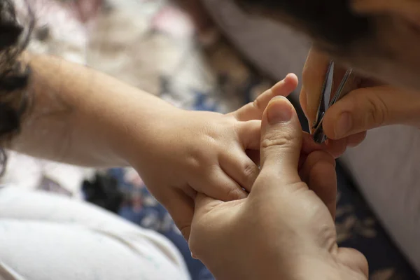 Junge Mutter Schneidet Einem Kleinen Kind Mit Nagelschneider Die Fingernägel — Stockfoto