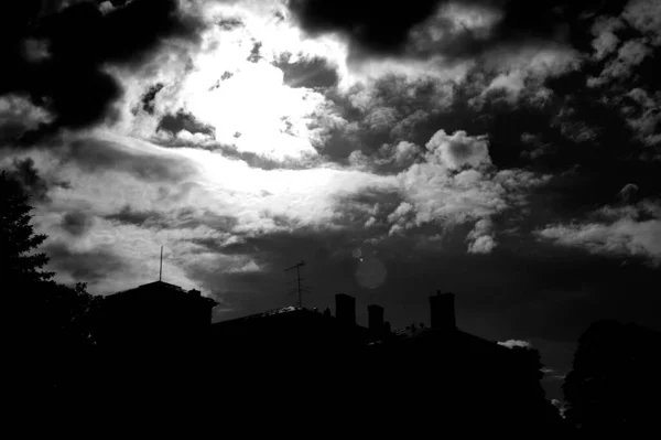 Black White Shot Silhouettes Buildings Cloudy Sky Background — Stock Photo, Image