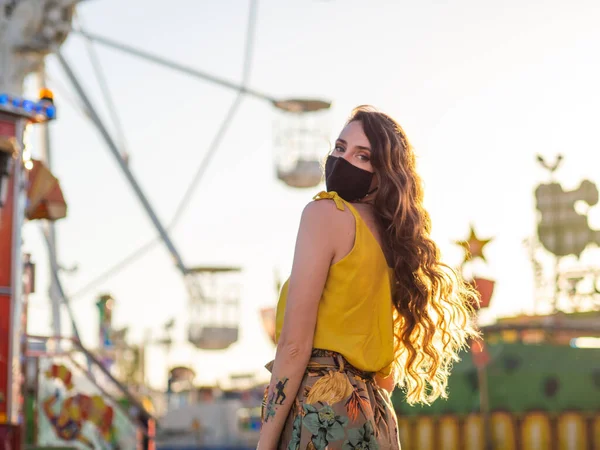 Retrato Una Rubia Caucásica Con Máscara Facial Carrusel Park España — Foto de Stock