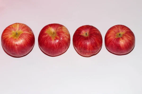 Eine Hochwinkelaufnahme Reifer Roter Äpfel Einer Reihe Auf Einer Weißen — Stockfoto