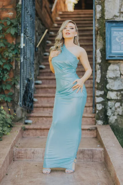 Una Mujer Elegante Posando Vestido Azul Cerca Entrada Del Restaurante —  Fotos de Stock