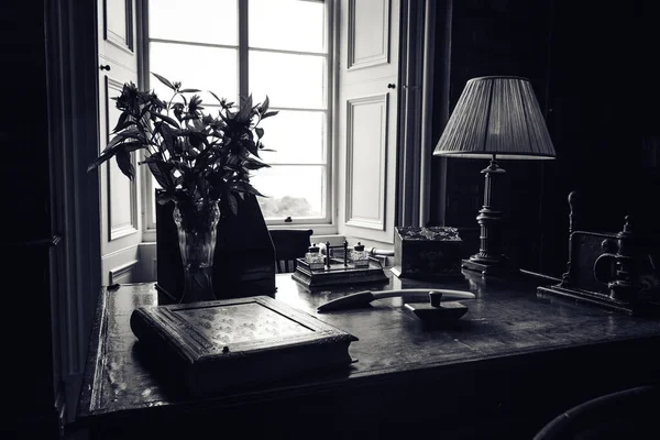 Сірий Знімок Робочого Столу Вдома Квітами Ліхтар Книги Ньому — стокове фото