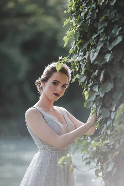 Retrato Una Joven Vestida Gris Posando Parque Bosnia Herzegovina —  Fotos de Stock