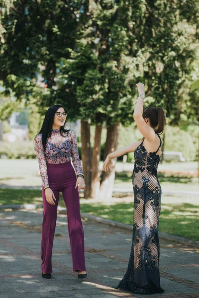 Een Schattige Gelukkig Elegant Gekleed Aantrekkelijke Vrouwen Poseren Plezier Buiten — Stockfoto