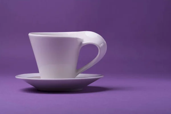 Eine Leere Porzellanweiße Tasse Lila Hintergrund Eine Studioaufnahme — Stockfoto