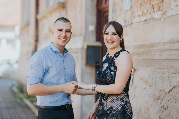 Belo Casal Feliz Elegantemente Vestido Perto Uma Parede Tijolo Livre — Fotografia de Stock