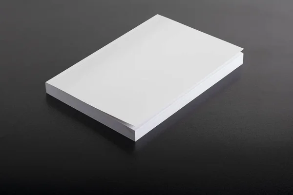 Livro Com Uma Capa Branco Fundo Preto Modelo Mock Editável — Fotografia de Stock