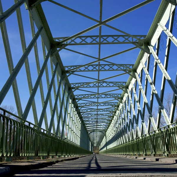 Een Close Opname Van Een Ingesloten Metalen Brug Een Blauwe — Stockfoto