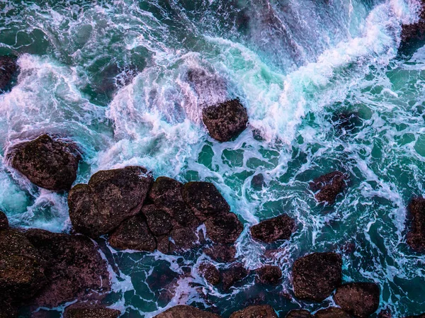 Eine Luftaufnahme Von Felsen Einem Welligen Wasser — Stockfoto