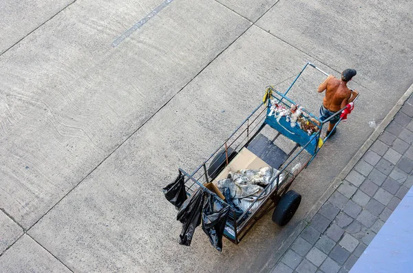 ごみ収集のための自家製カートに乗るのオーバーヘッドショット — ストック写真