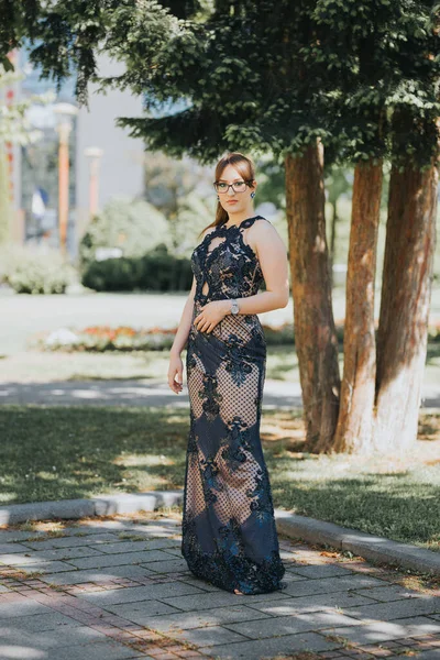 Een Mooie Blanke Jonge Vrouw Een Elegante Lange Crème Jurk — Stockfoto