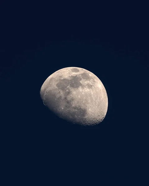 Vertical Shot Waxing Gibbous Dark Sky Background — Φωτογραφία Αρχείου