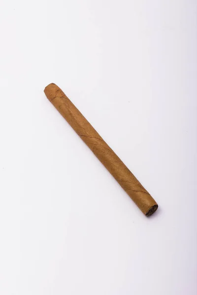 Вертикальний Знімок Одного Шматка Сигари Ізольованому Фоні — стокове фото