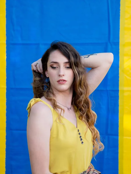 Retrato Uma Mulher Atraente Caucasiana Com Cabelo Loiro Fundo Parede — Fotografia de Stock