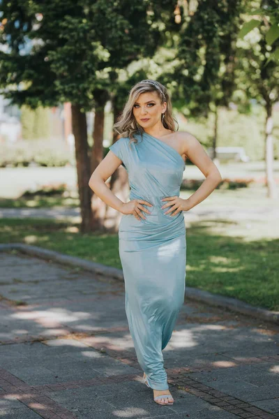 Uma Jovem Mulher Branca Atraente Vestido Azul Bebê Longo Posando — Fotografia de Stock