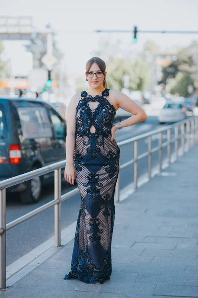 Eine Junge Kaukasierin Einem Langen Cremefarbenen Kleid Mit Schwarzer Spitze — Stockfoto