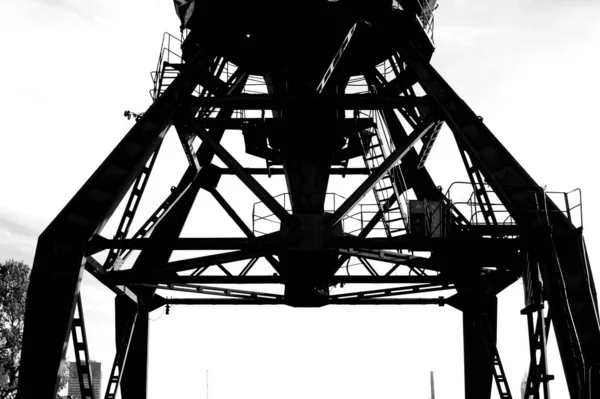 Plan Noir Blanc Une Machine Industrielle Sur Fond Ciel Sombre — Photo