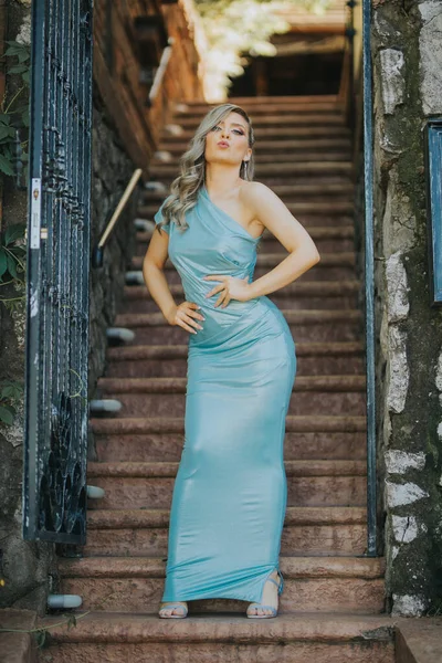 Ένα Κομψό Θηλυκό Ποζάρουν Ένα Μπλε Φόρεμα Κοντά Στην Είσοδο — Φωτογραφία Αρχείου