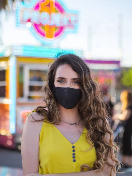 Retrato Una Mujer Rubia Caucásica Con Una Máscara Facial Parque — Foto de Stock