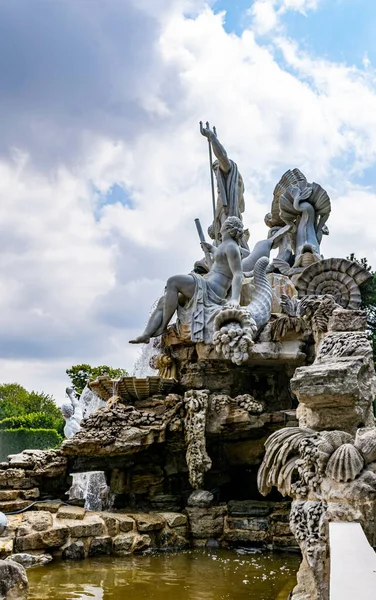 Plan Vertical Une Fontaine Dans Parc Schloss Vienne Autriche — Photo