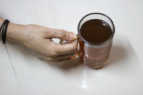 Closeup Shot Person Hand Holding Cup Hot Tea — Stock Photo, Image