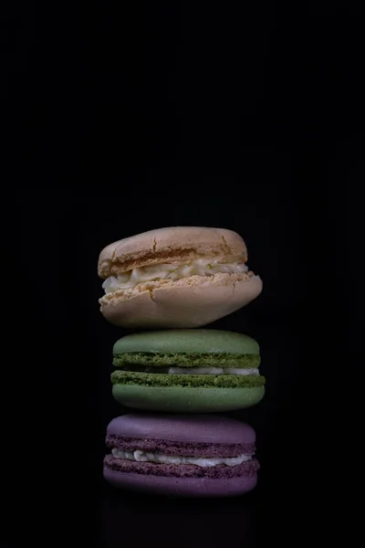 Bunte Leckere Macarons Isoliert Auf Schwarzem Hintergrund — Stockfoto