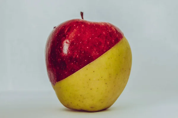 Primer Plano Una Manzana Verde Roja Rodajas Sobre Fondo Gris —  Fotos de Stock