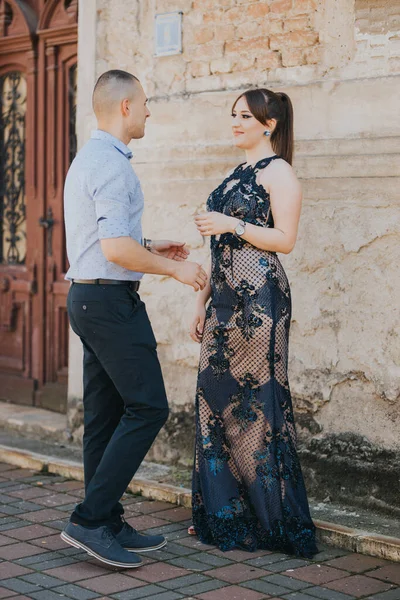 Belo Casal Elegantemente Vestido Perto Uma Parede Tijolo Livre — Fotografia de Stock