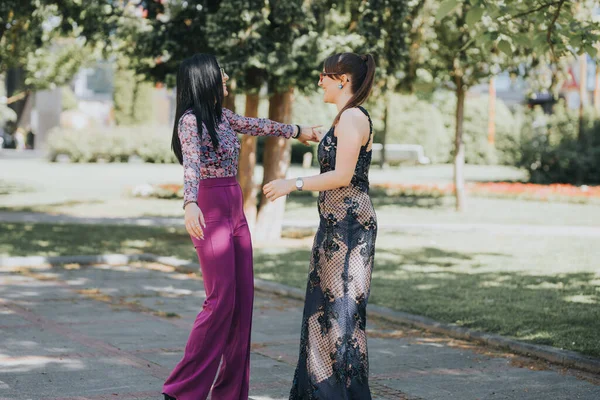 Bonito Feliz Elegantemente Vestido Mulheres Atraentes Posando Divertindo Livre — Fotografia de Stock