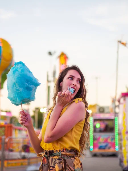 Retrato Uma Mulher Atraente Caucasiana Com Cabelo Loiro Comendo Fio — Fotografia de Stock