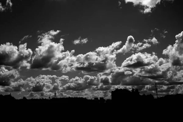 Tiro Preto Branco Das Silhuetas Dos Edifícios Fundo Céu Nublado — Fotografia de Stock