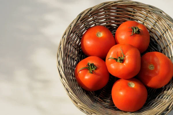 Tomaten Von Oben Einem Hölzernen Korb — Stockfoto