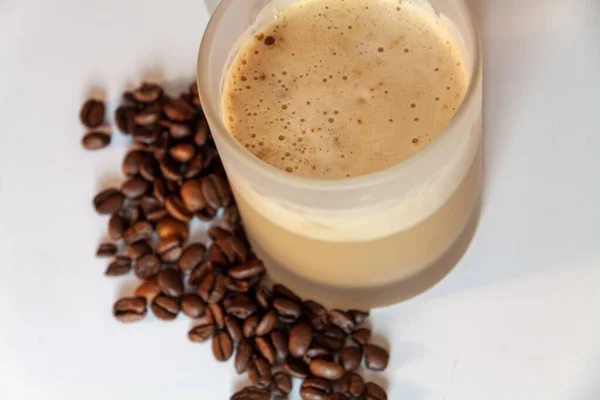 Primo Piano Una Tazza Cappuccino Chicchi Caffè — Foto Stock