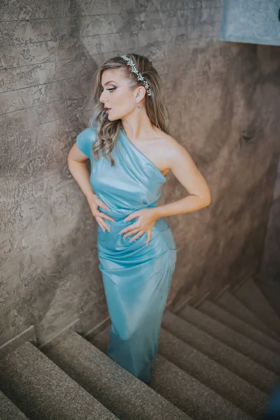 Merdivenlerde Mavi Elbiseli Zarif Bir Bayan Poz Veriyor — Stok fotoğraf
