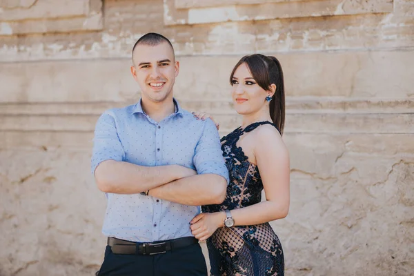 Belo Casal Elegantemente Vestido Posando Perto Uma Parede Tijolo Livre — Fotografia de Stock