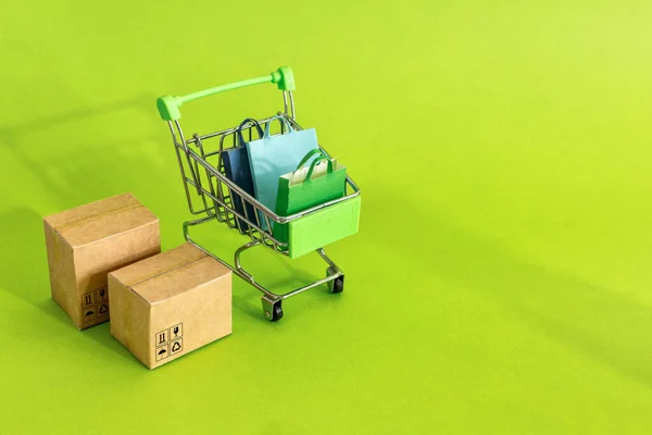 Cardboard Boxes Paper Boxes Shopping Cart Green Background — Stock Photo, Image