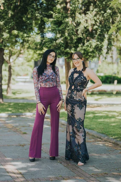 Bonito Feliz Elegantemente Vestido Mulheres Atraentes Posando Livre — Fotografia de Stock