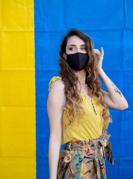 Retrato Una Mujer Rubia Caucásica Con Una Máscara Facial Fondo — Foto de Stock