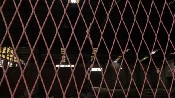 4K区一座废弃建筑物的金属丝网 — 图库视频影像